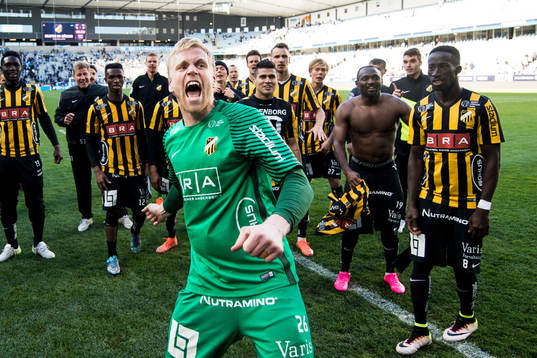 Häckens målvakt Peter Abrahamsson jublar
