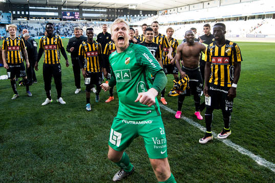 Häckens målvakt Peter Abrahamsson jublar