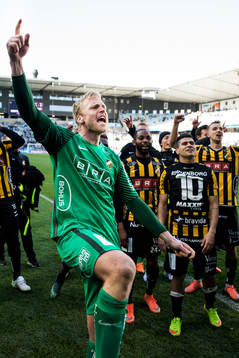 Häckens målvakt Peter Abrahamsson jublar