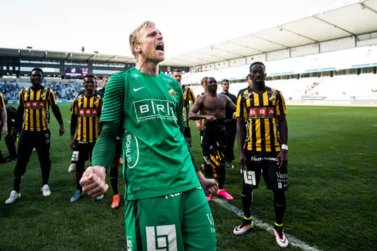 Häckens målvakt Peter Abrahamsson jublar