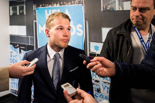 Malmö FFs Oscar Lewicki som fick rött kort pratar med