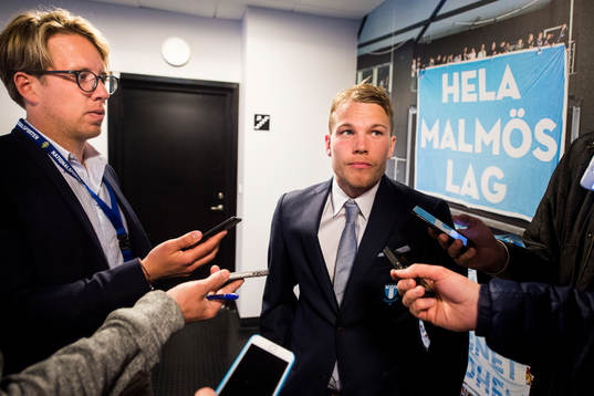 Malmö FFs Oscar Lewicki som fick rött kort pratar med