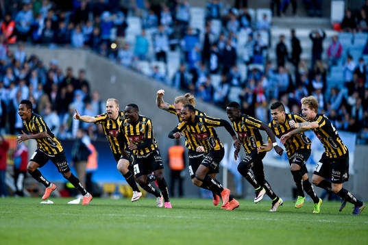 Häckens spelare jublar