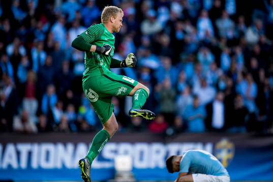 Häckens målvakt Peter Abrahamsson jublar