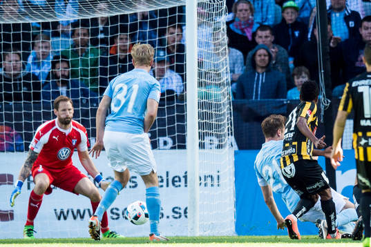 Häckens Nasiru Mohammed (th) gör 2-2 bakom Malmö FFs