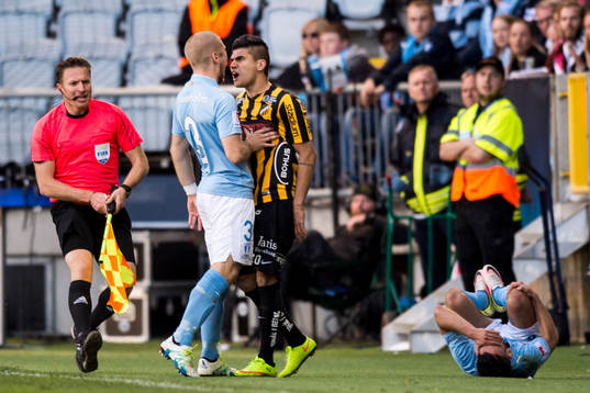 Irriterat mellan Malmö FFs Anton Tinnerholm och Häckens