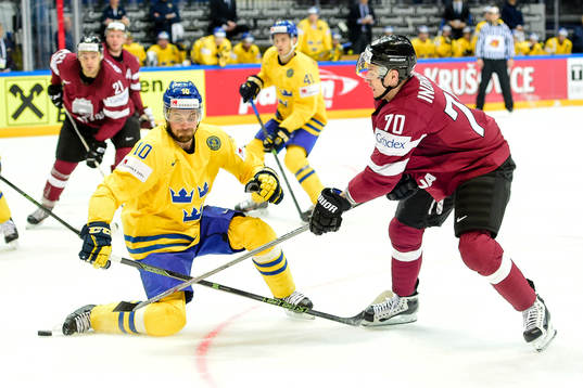 Sveriges Johan Fransson försöker täcka skott från