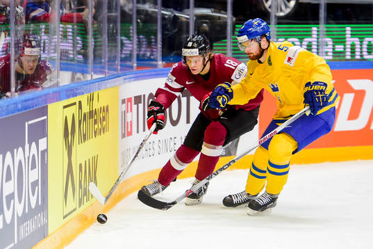 Lettlands Rodrigo Abols och Sveriges Adam Larsson