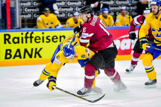 Lettlands Kaspars Daugavins och Sveriges Oscar Fantenberg