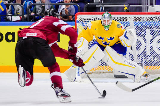 Lettlands Gints Meija och Sveriges målvakt Jacob Markström