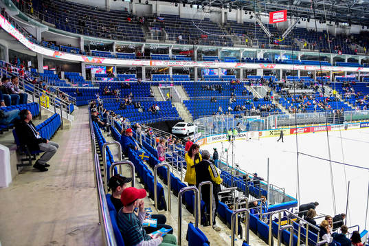 Vy från läktarplats inne på arenan Ispalatset