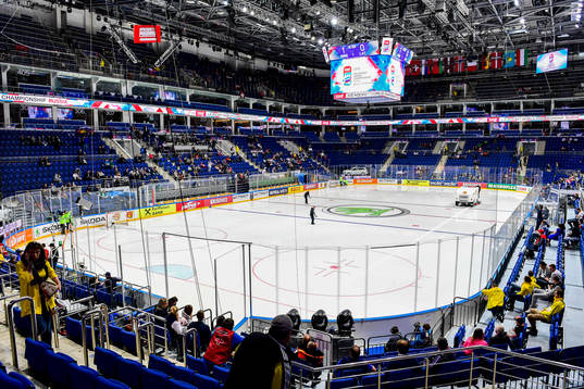 Vy från läktarplats inne på arenan Ispalatset