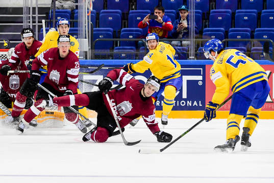 Lettlands Kristaps Sotnieks försöker täcka skott från