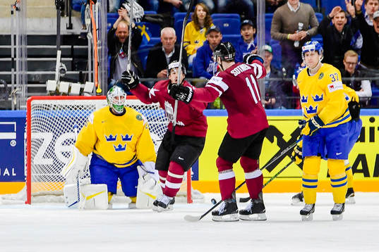 Sveriges målvakt Jacob Markström  och Johan Norman deppar