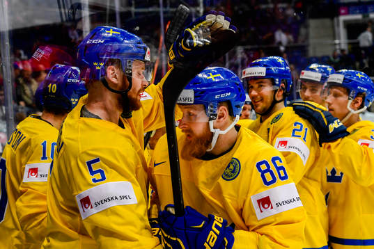 Sveriges Adam Larsson och Linus Klasen jublar
