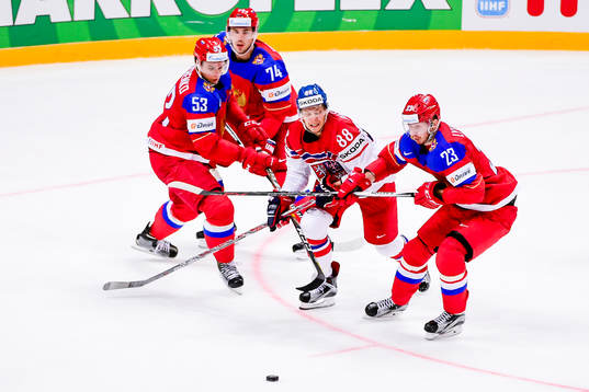 Tjeckiens David Pastrnak i en kamp mot Rysslands Alexei
