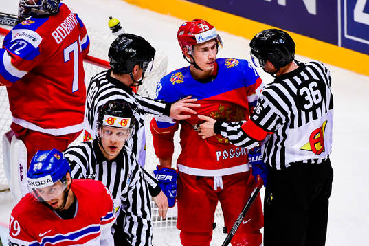 Rysslands Maxim Chudinov  i samtal med domarna