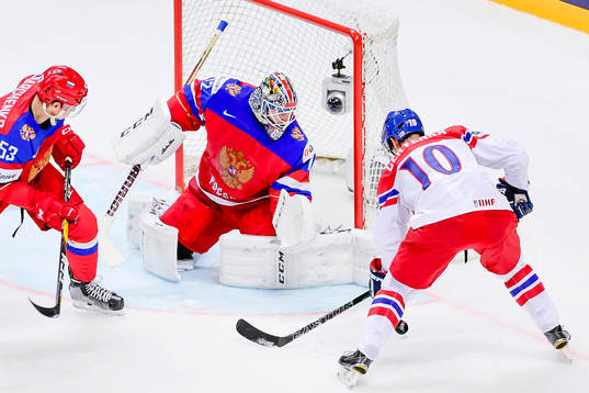 Tjeckiens Roman Cervenka framför Rysslands målvakt Sergei