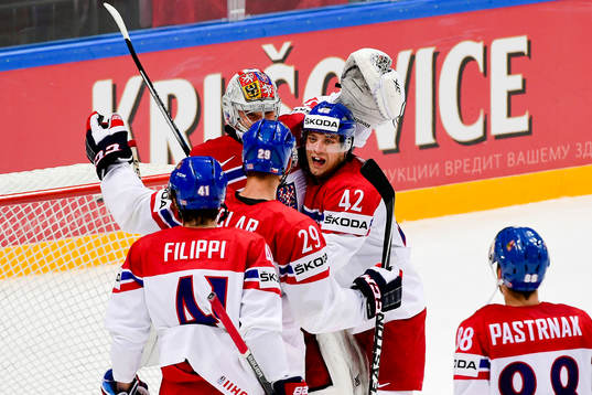 Tjeckiens målvakt Dominik Furch kramar om Jan Kolar och