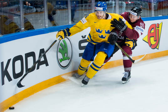Sveriges Oscar Fantenberg i kamp om pucken med Lettlands