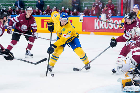 Sveriges Mikael Backlund oroar framför Lettlands målvakt