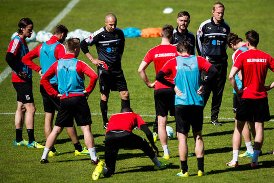 Manager Henrik Larsson, assisterande tränare Tobias