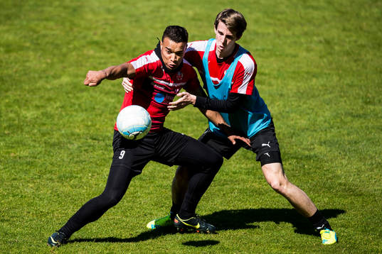 Matthew Rusike i kamp om bollen med Adam Eriksson