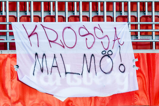 En banderoll med texten Krossa Malmö hänger uppe