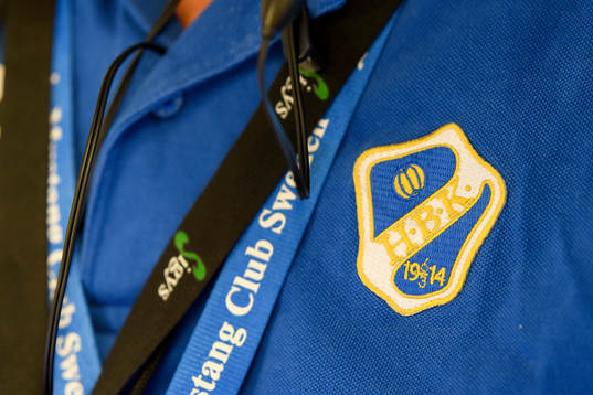 Halmstads emblem på tröja före fotbollsmatchen i
