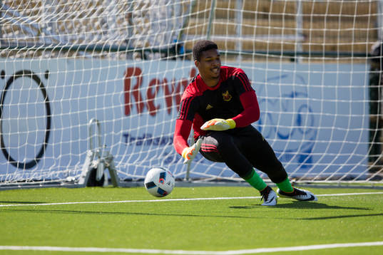 Östersunds Målvakt Jamal Blackman värmer upp