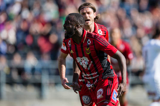 Östersunds Ronald Mukiibi jublar