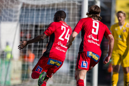 Östersunds Ronald Mukiibi jublar