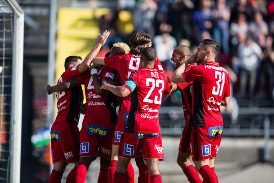 Östersunds Ronald Mukiibi jublar