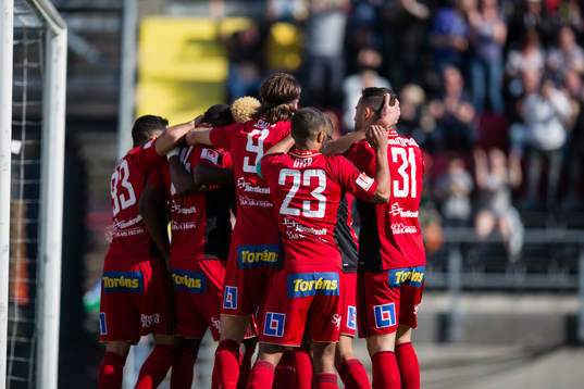 Östersunds Ronald Mukiibi jublar