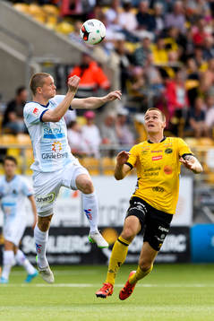 Gefles Anton Lans nickar undan bollen framför Elfsborgs