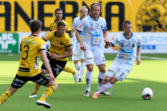 Gefles Johan Bertilsson med bollen