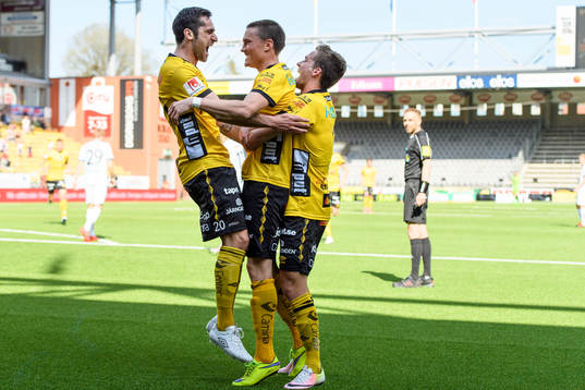Elfsborgs Lasse Nilsson (mitten) jublar ihop med Emir