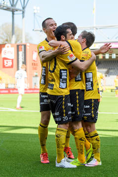 Elfsborgs Lasse Nilsson (skymd) kramas om