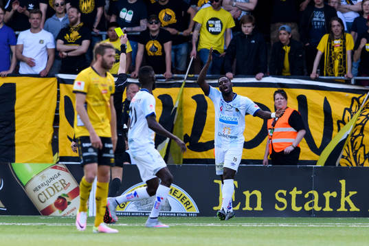 Gefles Abdul-Basit Adams får gult kort