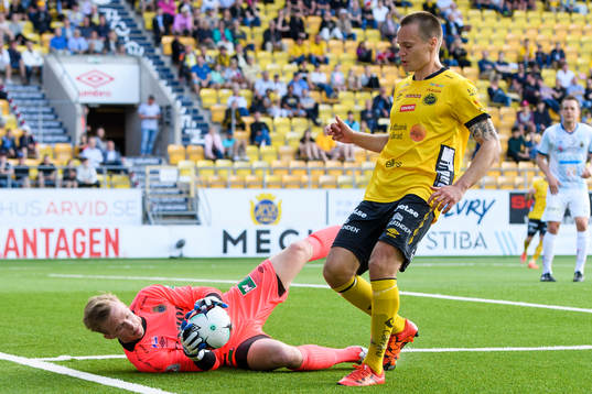 Gefles målvakt Andreas Andersson tar bollen framför