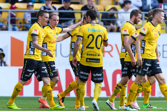 Elfsborgs Simon Hedlund (2.a vänster) jublar