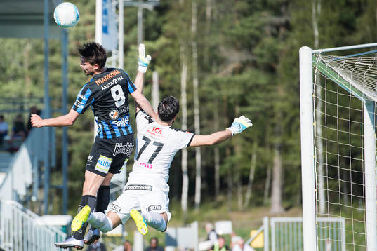 Sirius Ante Björkebaum i en duell med Frejs målvakt Marko