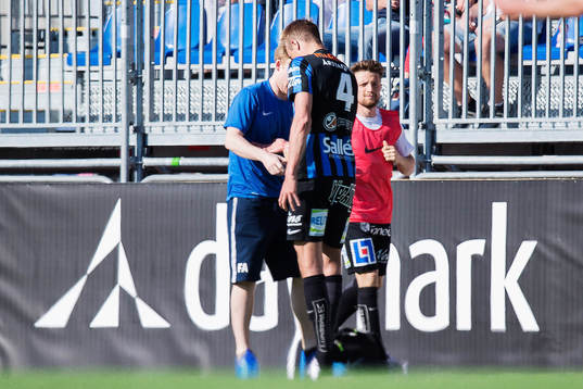 Sirius Oscar Pehrsson får sin arm lindad