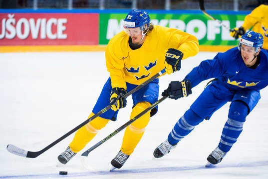 Magnus Nygren jagas av Mikael Backlund