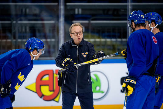 Förbundskapten Pär Mårts instruerar