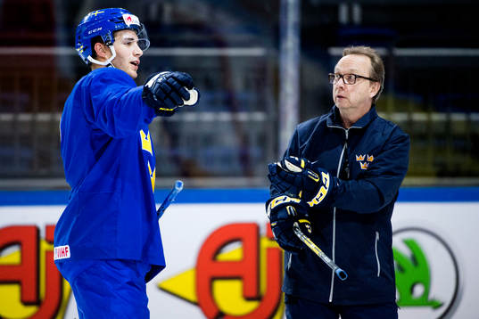 Johan Fransson och förbundskapten Pär Mårts instruerar