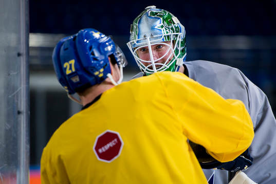 Martin Lundberg pratar med målvakt Jacob Markström