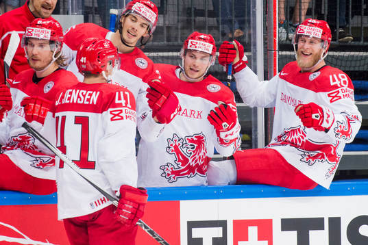 Danmarks Jesper Jensen (ryggen mot) firar han gjort 0-2 med