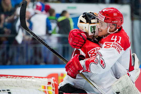 Danmarks målvakt Sebastian Dahm kramas om av Jesper Jensen
