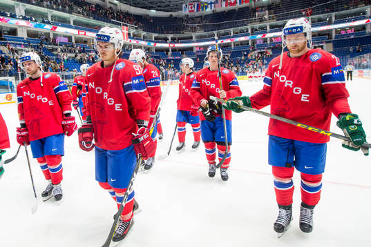 Norges spelare deppar när de lämnar ishockeymatchen i